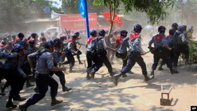 Cảnh sát rượt đuổi sinh viên biểu tình tại Letpadan, 140km về phía bắc Yangon, Myanmar.