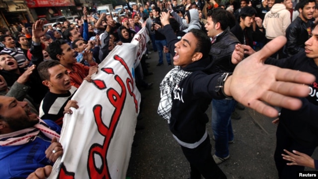 Para demonstran memperingati HUT ke-2 jatuhnya Mubarak dengan melakukan unjuk rasa di Lapangan Tahrir, Kairo (11/2). 