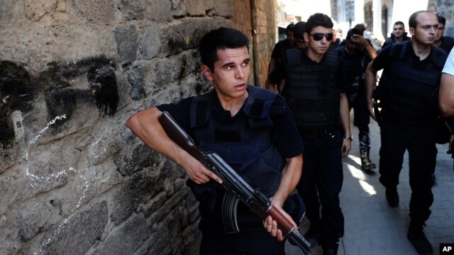 Turkish police officers conduct a security operation in Diyarbakir, southeastern Turkey, Aug. 15, 2015.