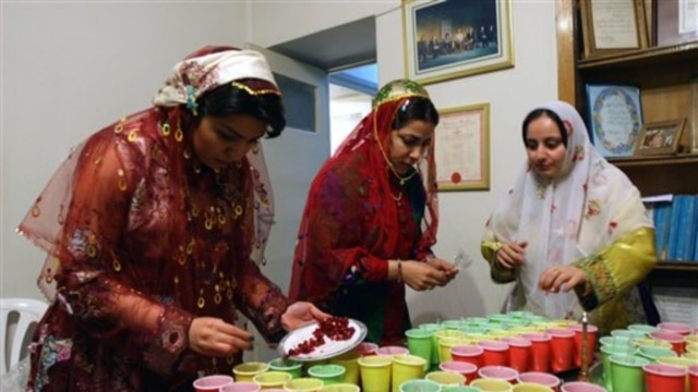 Iranian women in Tehran prepare pomegranates to serve at a celebration for Yalda, the longest night of the year, December 20, 2008. (FILE PHOTO)
