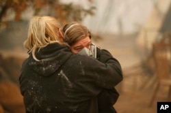 Bomberos combaten incendios en norte y sur de California