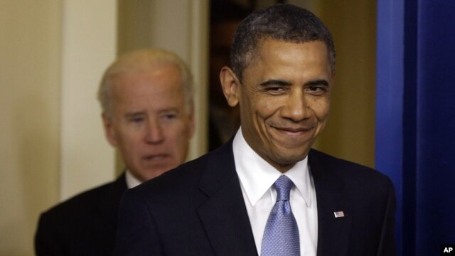 Rais Barack Obama akiwa na makamu rais Joe Biden baada ya kutoa taarifa  ya muswada kuepuka mzozo wa fedha.