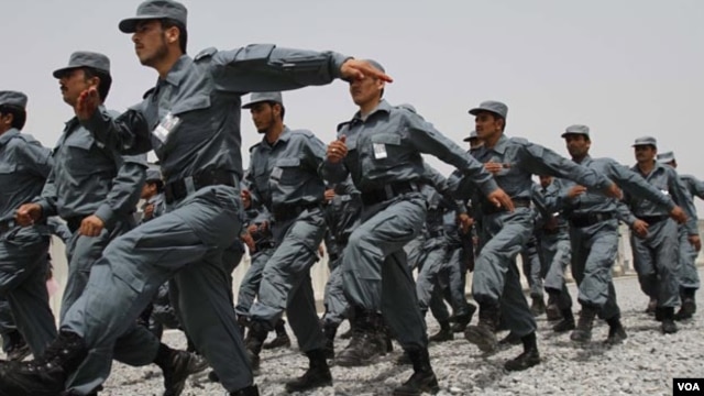 Các sĩ quan cảnh sát vừa tốt nghiệp của Afghanistan.