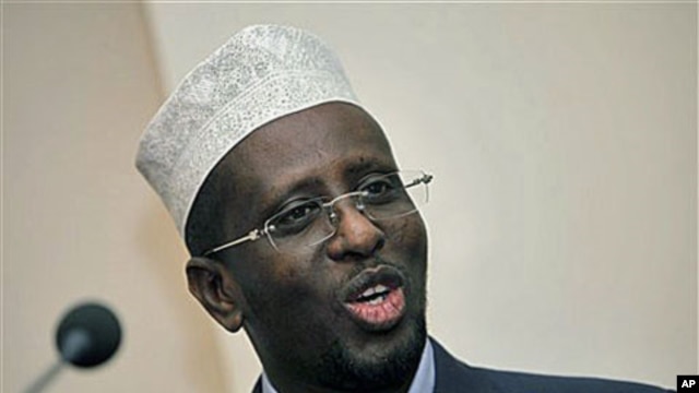 Sharif Sheikh Ahmed, currently the President of Somalia's Transitional Federal Government, speaks during a news conference in central London, Mar 9, 2010 (File Photo)