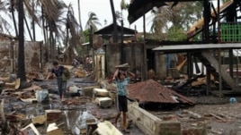 Bangunan-bangunan milik warga Muslim yang dirusak di Sittwe, negara bagian Raskhine. (AP/A.M. Ahad)