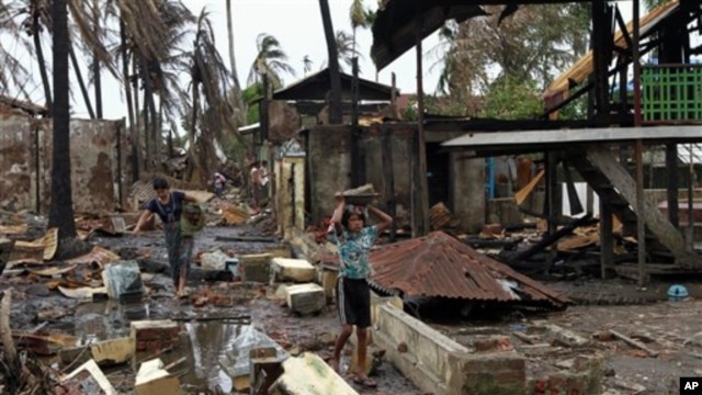 Bangunan-bangunan milik warga Muslim yang dirusak di Sittwe, negara bagian Raskhine. (AP/A.M. Ahad)