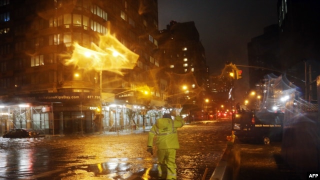 Des travailleurs de Con Edison  tentant de rétablir l'électricité à Manhattan  