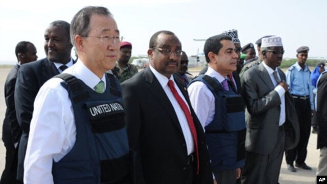 UN Secretary General, Ban Ki-moon (L) stands next to Somali Prime Minister Abdiweli Mohamed Ali (C Left) after his arrival at Mogadishu's Adan Abulle airport, December 9, 2011.