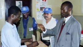 Man votes as UN observers look on in Bangui, Central African Republic