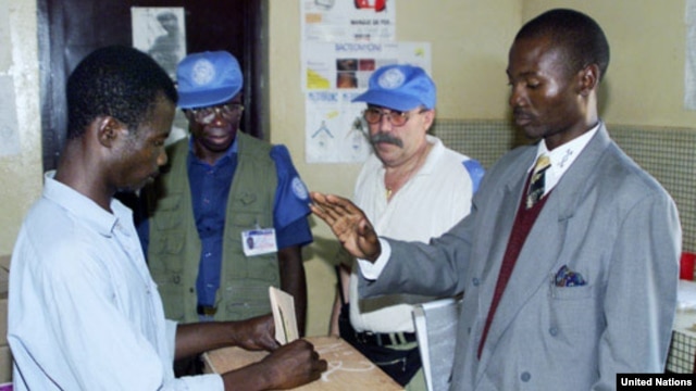 Man votes as UN observers look on in Bangui, Central African Republic
