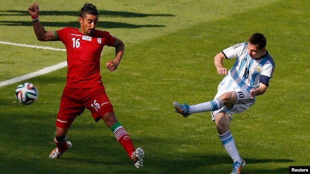 Siêu sao Lionel Messi ghi bàn thắng vào lưới Iran tại sân vận động Mineirao ở Belo Horizonte, ngày 21/6/2014.