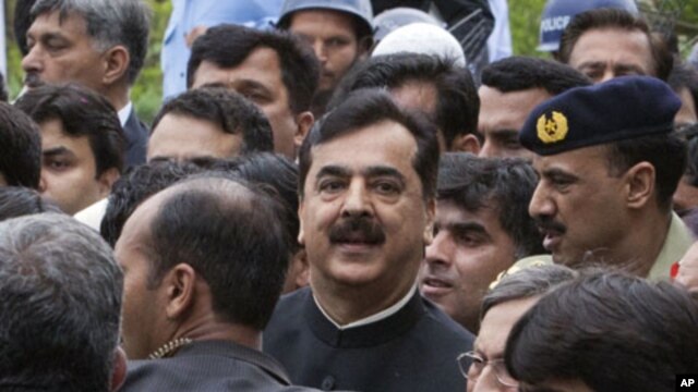 Pakistan's Prime Minister Yousuf Raza Gilani leaves Supreme Court building in Islamabad, April 26, 2012.