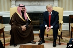 El presidente de EE.UU. Donald Trump se reúne con el ministro de defensa saudí y príncipe heredero Mohammed bin Salman, en la Oficina Oval de la Casa Blanca, el 14 de marzo de 2017.