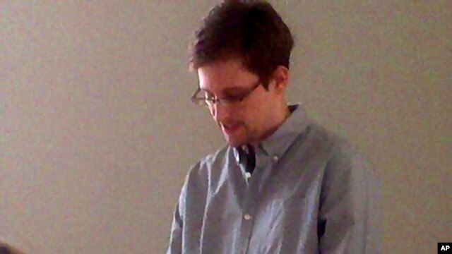 Edward Snowden trong cuộc họp với các nhà hoạt động Nga và giới chức Nga. (Ảnh chụp hôm 12/7/13, do tổ chức Human Rights Watch cung cấp)