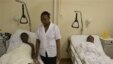 Dua orang pasien menunggu darahnya dites di kota Elandsdoorn, Afrika Selatan (foto: dok). Kematian akibat AIDS menurun di Afrika.