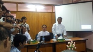 ျမန္မာစာနယ္ဇင္းေကာင္စီ မီဒီယာဥပေဒမူၾကမ္းနဲ႔ ပတ္သက္လို႔ သတင္းစာရွင္းလင္းပြဲ ျပဳလုပ္စဥ္။ (ဇူလိုင္လ ၂၀၁၃)။