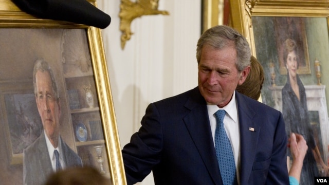 Former President George W. Bush and former first lady Laura Bush, right, unveil their portraits in the East Room of the White House in Washington, Thursday, May 31, 2012
