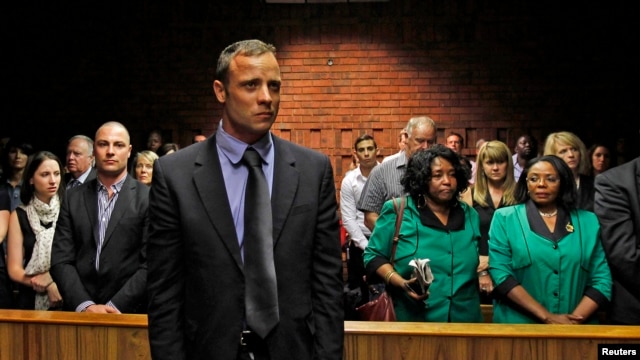 Pelari Olimpiade Afrika Selatan, Oscar Pistorius tampil di pengadilan Pretoria, 19 Februari 2013. (REUTERS/Siphiwe Sibeko) 