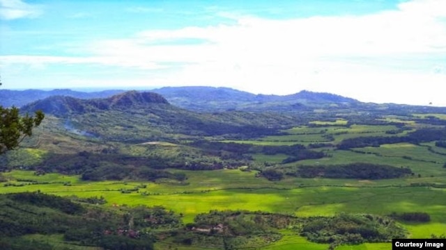 Pemandangan Geopark Nasional Ciletuh yang dikelilingi perbukitan hijau. (Foto: courtesy geopark-ciletuh.blogspot.co.id)