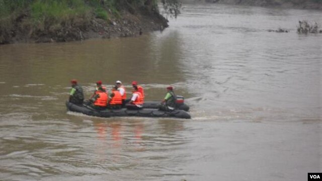Anggota Kopassus sedang membersihkan sungai Bengawan Solo (Foto: dok)