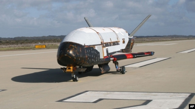 Tras estar meses en órbita, el X-37B puede regresar a la Tierra y descender en una pista como cualquier avión.
