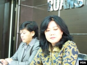 Ketua Tim Pemantauan dan Penyelidikan Penanganan Tindak Pidana Terorisme Komnas HAM Siane Indriani (kanan) dan Ketua Komnas HAM Siti Nurlaila (kiri) sedang menjelaskan hasil temuannya soal video kekerasan Densus 88. (VOA/Fathiyah Wardah)