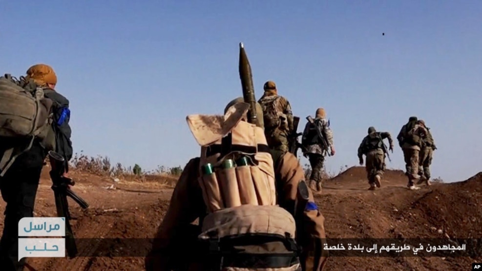 El Frente al-Nusra afiliado de al-Qaeda en Siria lucha contra las tropas y combatientes aliados del gobierno sirio.