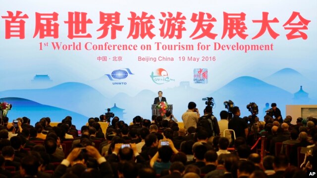 Thủ tướng Trung Quốc Lý Khắc Cường (giữa) phát biểu tại Hội nghị Phát triển Du lịch Thế giới lần thứ nhất tại Đại lễ đường Nhân Dân ở Bắc Kinh, ngày 19 tháng 5 năm 2016.