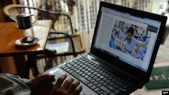 Người dân đọc tin tức hàng ngày trên mạng tại một quán cà phê Internet ở Hà Nội.