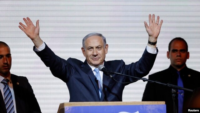 Thủ tướng Israel Benjamin Netanyahu vẫy tay với những người ủng hộ tại trụ sở đảng Likud ở Tel Aviv, ngày 18 tháng 3, 2015.