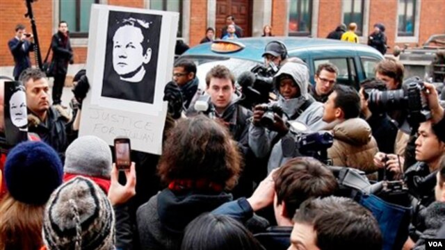 Un gran número de simpatizantes de Julian Assange, piden su liberación a las afueras de la cárcel en donde se encuentra, en Londres.