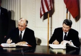 (Ảnh tư liệu) Tổng thống Mỹ Ronald Reagan (phải) và nhà lãnh đạo Liên bang Xô viết Mikhail Gorbachev ký Hiệp ước Các lực lượng Hạt nhân tầm trung (INF) tại Tòa Bạch Ốc, 8/12/1987.