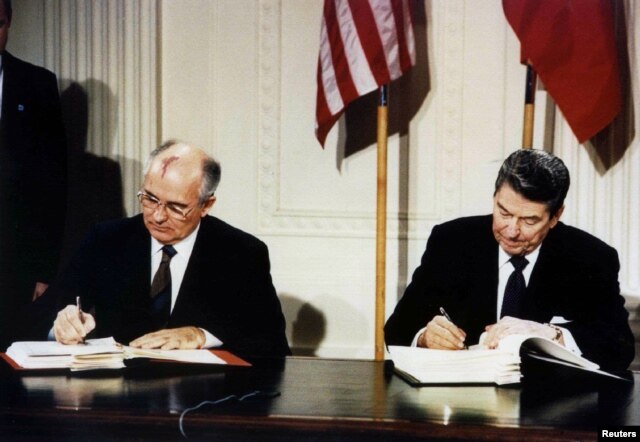(Ảnh tư liệu) Tổng thống Mỹ Ronald Reagan (phải) và nhà lãnh đạo Liên bang Xô viết Mikhail Gorbachev ký Hiệp ước Các lực lượng Hạt nhân tầm trung (INF) tại Tòa Bạch Ốc, 8/12/1987.