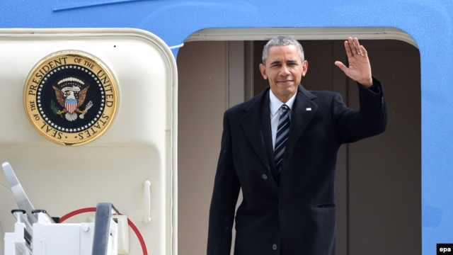Tổng thống Obama vẫy chào từ Air Force One.