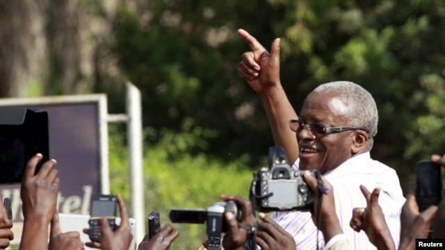 Waziri mkuu wa zamani wa Uganda  Amama Mbabazi,akizungumza na waandishi wa habari katika mji wa Jinja masjhariki mwa  Uganda, Sept. 10, 2015. 