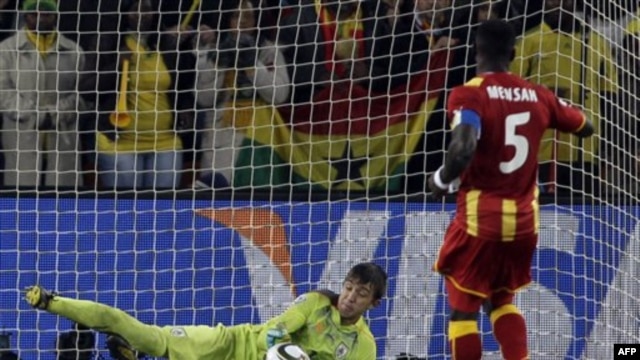 John Mensah của Ghana (phải) bỏ lỡ một quả phạt đền trong trận đấu với đội Uruguay tại Soccer City tại Johannesburg, Nam Phi, ngày 2 tháng 7, 2010.