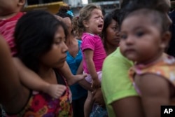 Mujeres y niños son parte de la caravana de migrantes centroamericanos que busca llegar a EE.UU.