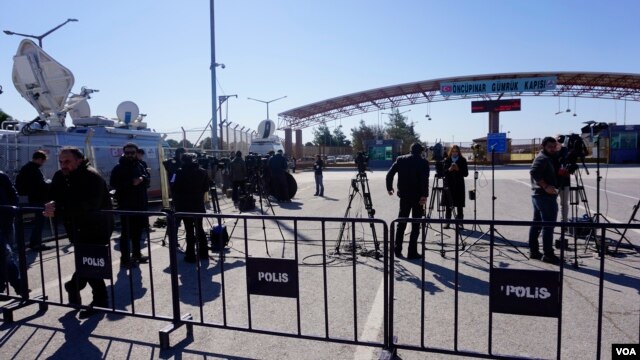 Members of the press are seen at the Oncupinar border crossing, Turkey, Feb. 8, 2016. Ankara is refusing to allow dozens of Western journalists at Oncupinar eager to cover the refugee story to cross the border into Syria. (Photo - J. Dettmer/VOA)