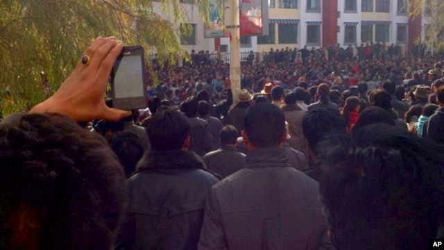 Tibetans protest in the Rongwo Township in Rebkhong County in western China's Qinghai province, November 9, 2012.