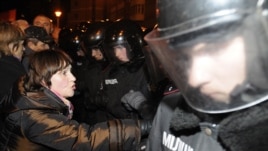 Ukrainian riot police block supporters of Ukrainian opposition parties in a rally outside the Central Elections Commission building in Kyiv, Nov. 5, 2012. 