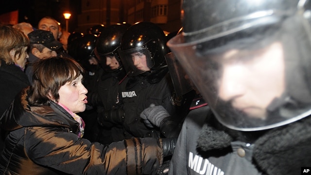 Ukrainian riot police block supporters of Ukrainian opposition parties in a rally outside the Central Elections Commission building in Kyiv, Nov. 5, 2012. 