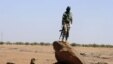 Tentara Nigeria melakukan patroli jalanan antara kota Agadez dan Arlit (foto: dok). Militan menyerang barak militer di Agadez, Kamis 23/5. 