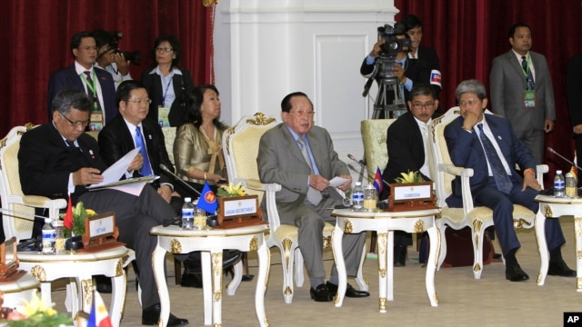 Bộ trưởng Ngoại giao Campuchia, giữa, Bộ trưởng Mohammed Bolkiah của Brunei, phải, và Tổng thư ký ASEAN Surin Pitsuwan tham dự Hội nghị ASEAN ở  Phnom Penh, Campuchia, 8/7/2012