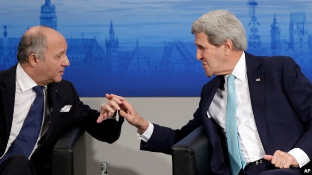Ngoại trưởng Mỹ John Kerry hội đàm với Ngoại trưởng Pháp Laurent Fabius tại Hội nghị An ninh Munich lần thứ 51 ở Đức, ngày 8/2/2015.