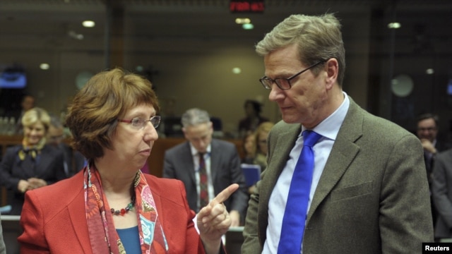 Visoka predstavnica EU Ketrin Ešton i nemački ministar spoljnih poslova, Gvido Vestervele uoči ministarskog sastanka EU, Brisel, 10. decembar 2012.