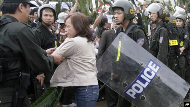 Tổ chức bênh vực nhân quyền quốc tế Human Rights Watch nói Hà Nội trấn áp hầu hết mọi hình thức bất đồng chính kiến.
