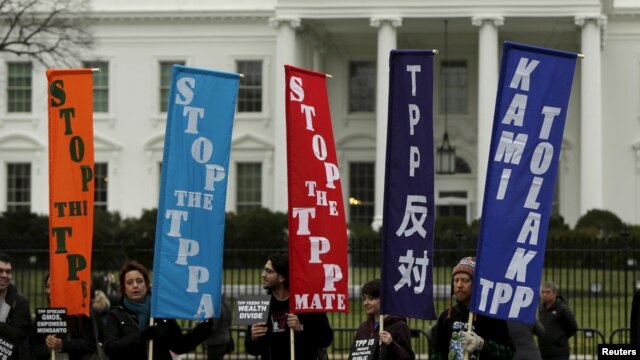Những người chống đối Hiệp định Thương mại Đối tác Xuyên Thái Bình Dương (TPP) biểu tình bên ngoài Tòa Bạch Ốc ở Washington, ngày 3/2/2016.