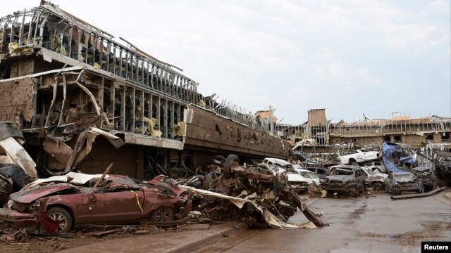 Cảnh tượng đổ nát tại bãi đậu xe của bệnh viện Moore sau cơn lốc xoáy, ngày 20/5/2013.