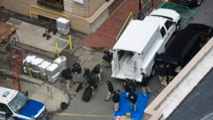 2013年4月20日,执法人员在波士顿马拉松爆炸案现场调查。.