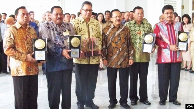 Gubernur DKI Fauzi Bowo (ketiga dari kanan) bersama para Walikota di DKI Jakarta penerima penghargaan Adipura dari Presiden SBY (foto: Budi Nahaba/VOA)